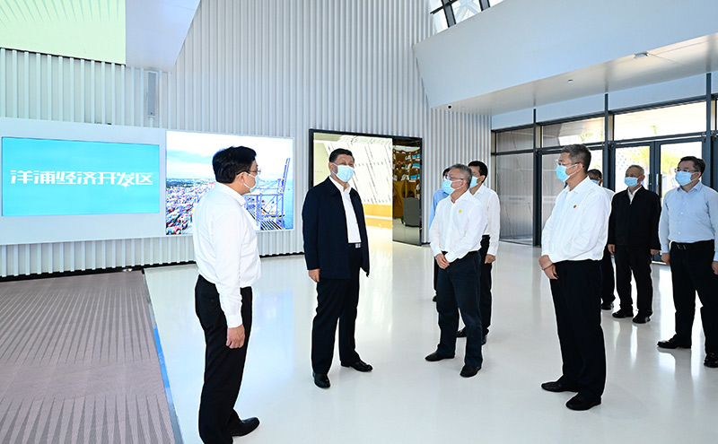 4月10日至13日，中共中央总书记、国度主席、中央军委主席习近平在海南调查。这是12日上午，习近平在崖裢翻济开发区调查。新华社记者 李学仁 摄